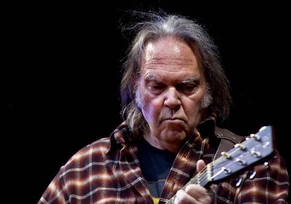 Neil Young porte plainte contre Donald Trump