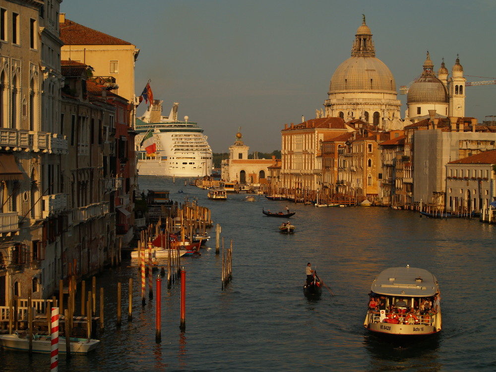 Venise : manifestation contre le retour des paquebots de croisière