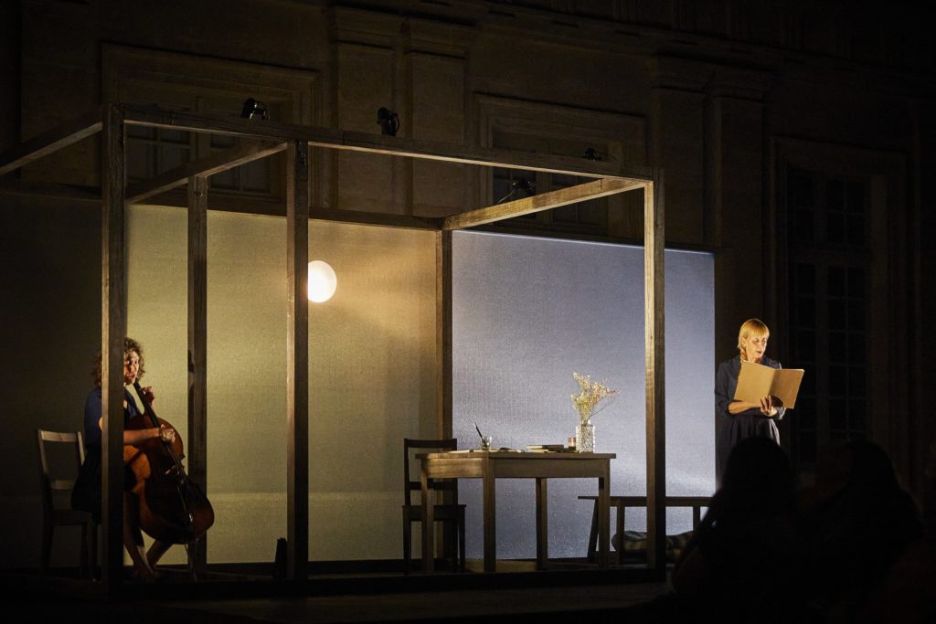 Le Mur invisible, le récit très opaque de Lola Lafon et Chloé Dabert au Festival d’Avignon