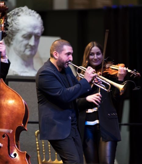Musique et cinéma mis à l’honneur par Ibrahim Maalouf et son orchestre au musée d’Orsay : master class et ciné-concert