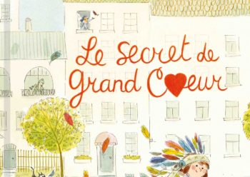 couverture de l'album Le Secret de Grand Coeur : un petit garçon portant une coiffe de chef indien marche dans la rue.