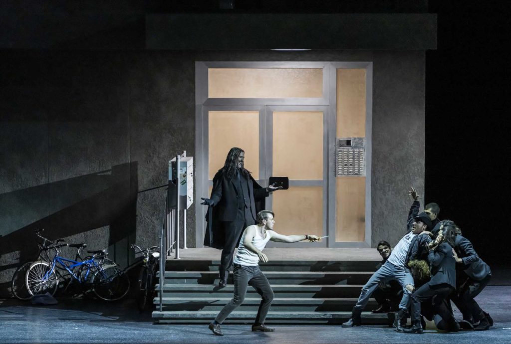Faust actualisé par Tobias Kratzer est rendu au public à l’Opéra de Paris