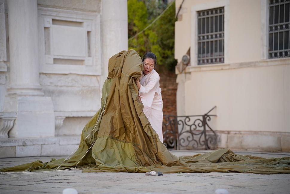 Les mémoires enfouies dans les pierres de Aine E. Nakamura à la Biennale de Venise