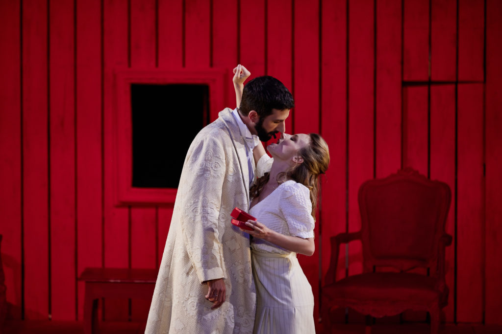 La compagnie Opéra Éclaté présente une version très sensuelle de Cosi fan tutte à l’Opéra de Clermont Auvergne