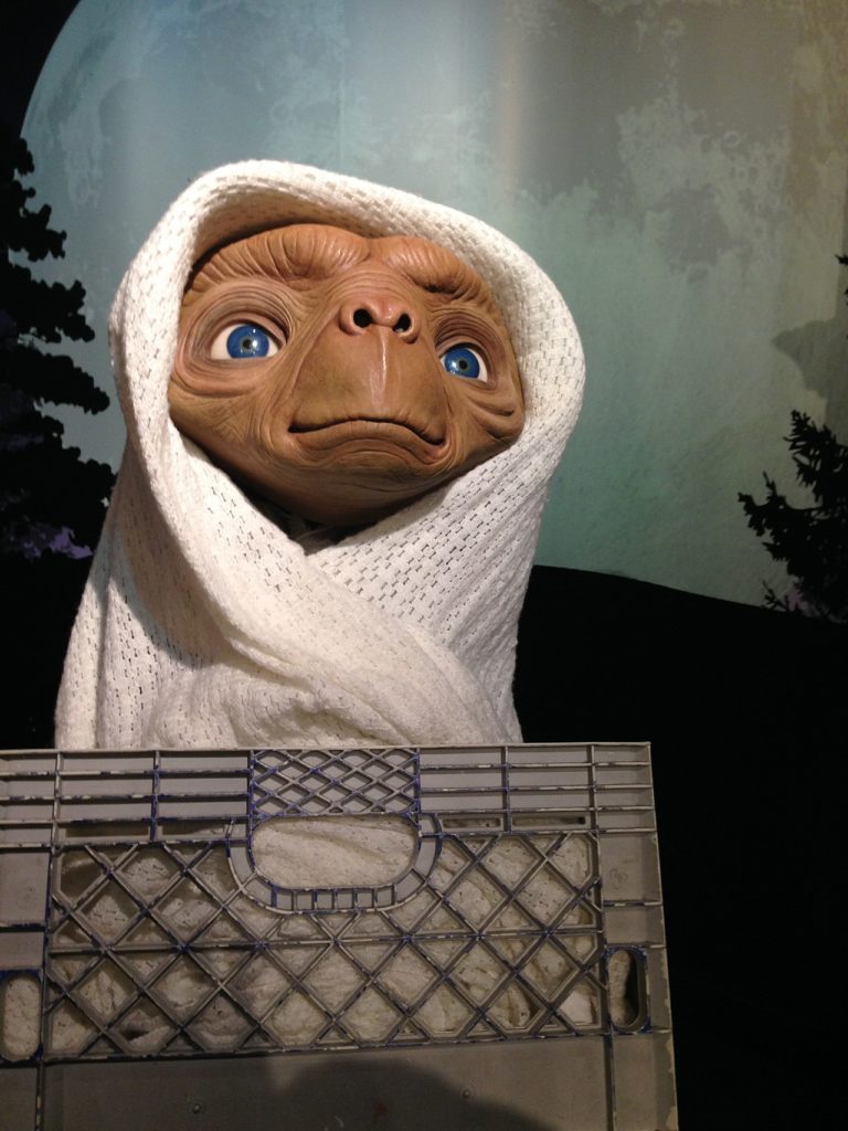 La marionnette E.T et le Nimbus 2000 d’Harry Potter aux enchères