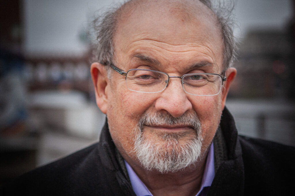 Six mois après avoir été agressé, Salman Rushdie publie son nouveau roman « Victory City »