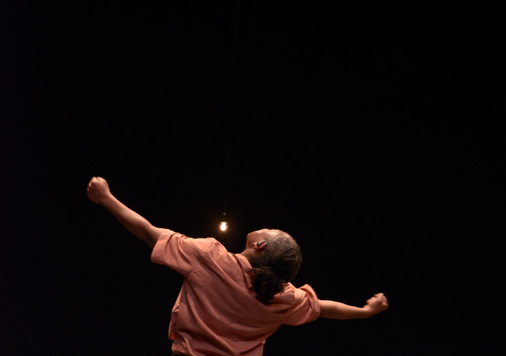 Mamu Tshi, portrait pour Amandine – une déclaration puissante au Congo par Mamu Tshi et Faustin Linyekula au théâtre de Vidy de Lausanne
