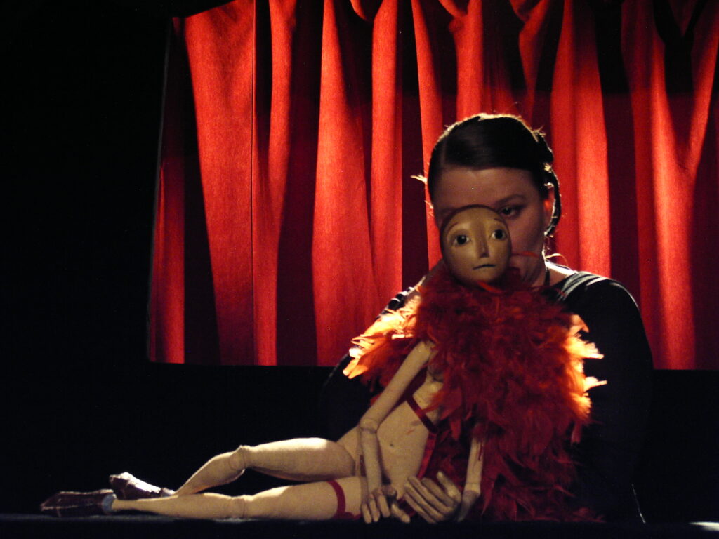 “Fantine ou le désir coupable”, une démonstration de théâtre de marionnette précis et maîtrisé
