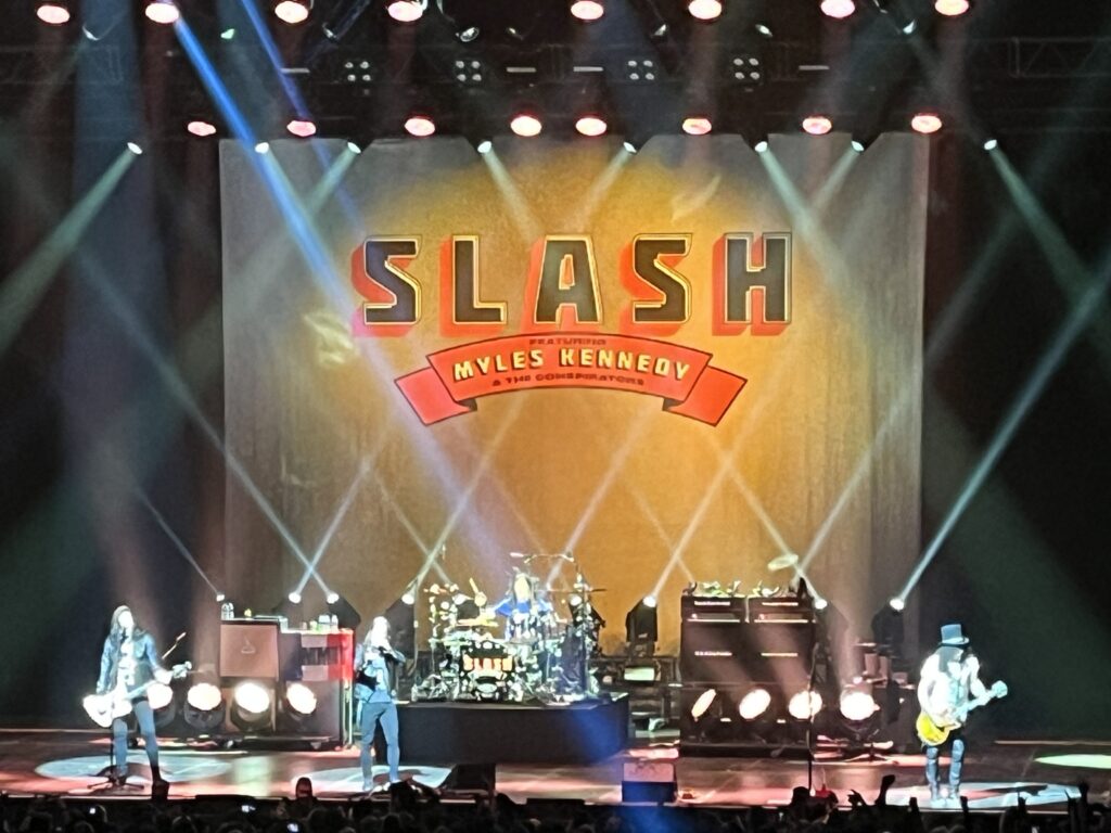 Slash Featuring Myles Kennedy and the Conspirators : une set sous haute tension électrique entrecoupée de réels moments de grâce !