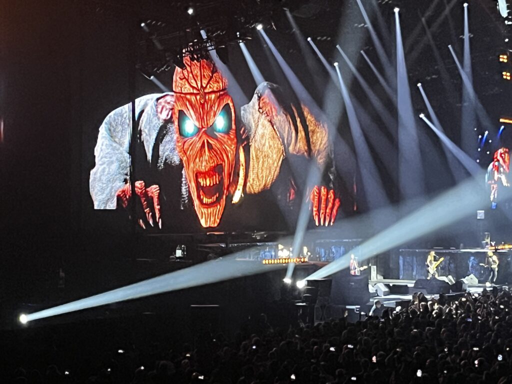 Iron Maiden embrase La Défense Arena : 50 ans de heavy metal célébrés à travers un show monumental !