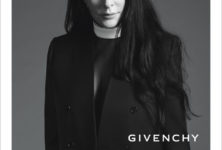 L’artiste Marina Abramovic pose pour Givenchy