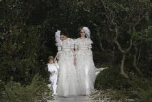 Défilé Chanel : un clin d’oeil au mariage et à l’adoption pour tous