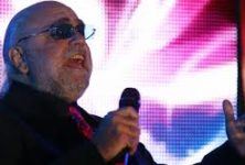 Demis Roussos, le chanteur de “Mourir auprès de mon amour”, est mort à son tour