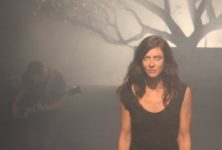 « Sérénades » : Anna Mouglalis joue les dévoilements brûlants au Montfort Théâtre