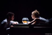 « Le poisson belge » : un dialogue touchant sur l’enfance en deuil avec Marc Lavoine à la Pépinière Théâtre
