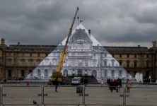 Le street artist JR cache le Louvre en pleine lumière