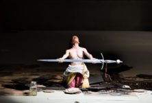 « Jeanne au bûcher » à l’Opéra de Lyon: Jeanne d’Arc nue chevauchant un cheval mort