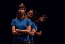 « Un eschimese in Amazzonia » : un spectacle touchant sur la transidentité au Théâtre des Abbesses