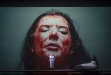 Marina Abramovic dans le gisant de La Callas à L’Opéra de Paris