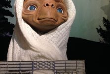 La marionnette E.T et le Nimbus 2000 d’Harry Potter aux enchères
